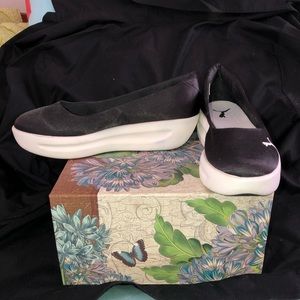 Woman’s Puma wedge shoe